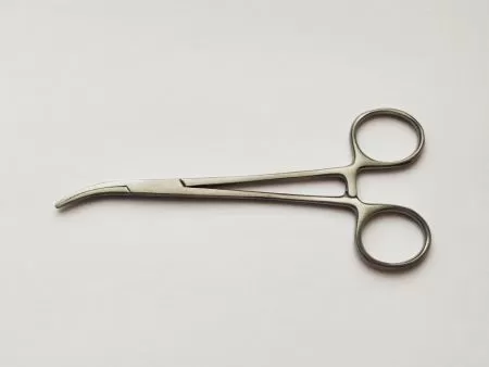 Зажим кровоостанавливающий типа Москит изогнутый по ребру 150 мм Hilbro 14.0140.15