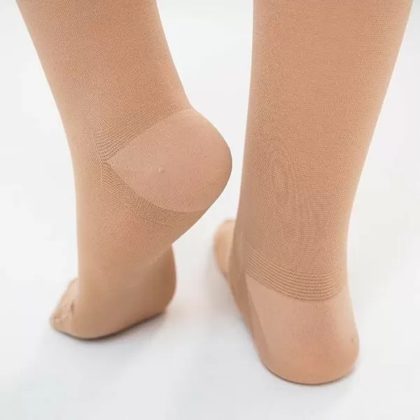 Чулки компрессионные Evolution ТК.931 унисекс 1 класс компрессии с закрытым носком и гладкой резинкой на широкое бедро цвет бежевый